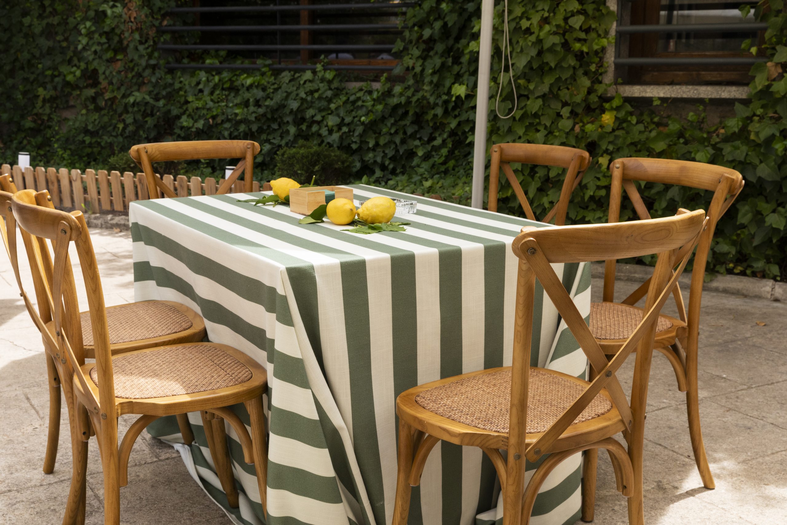Terraza con sombrilla de marca