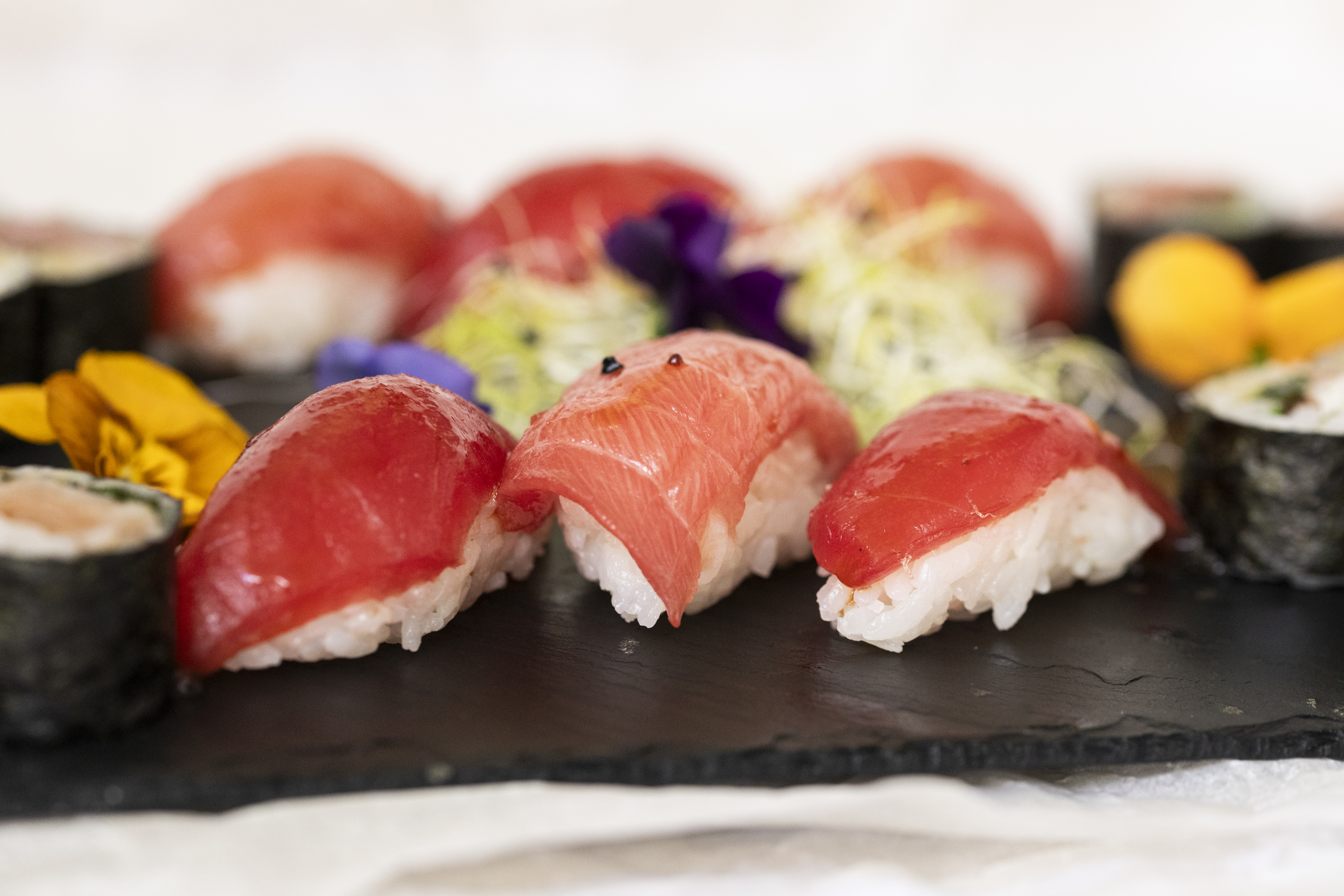 Bandeja de sushi a fuego