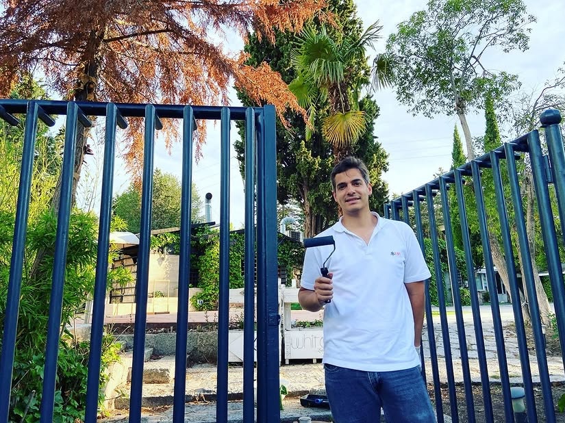Hermano pintando durante la reforma de El Latigazo